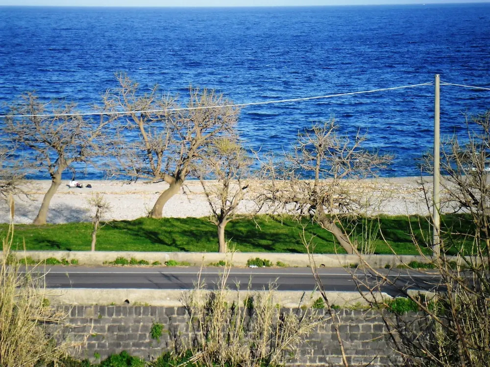 Two Rooms 30 Meters From the sea Near Etna and Taormina and Catania