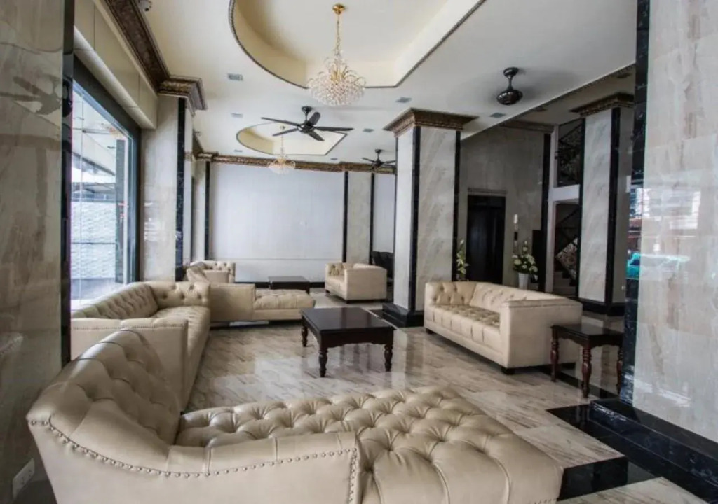 Nida Rooms Regal Marble Hotel