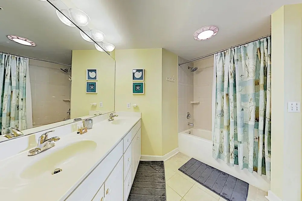 New Listing! Corner-unit W/ Balcony, 300 To Beach 3 Bedroom Condo