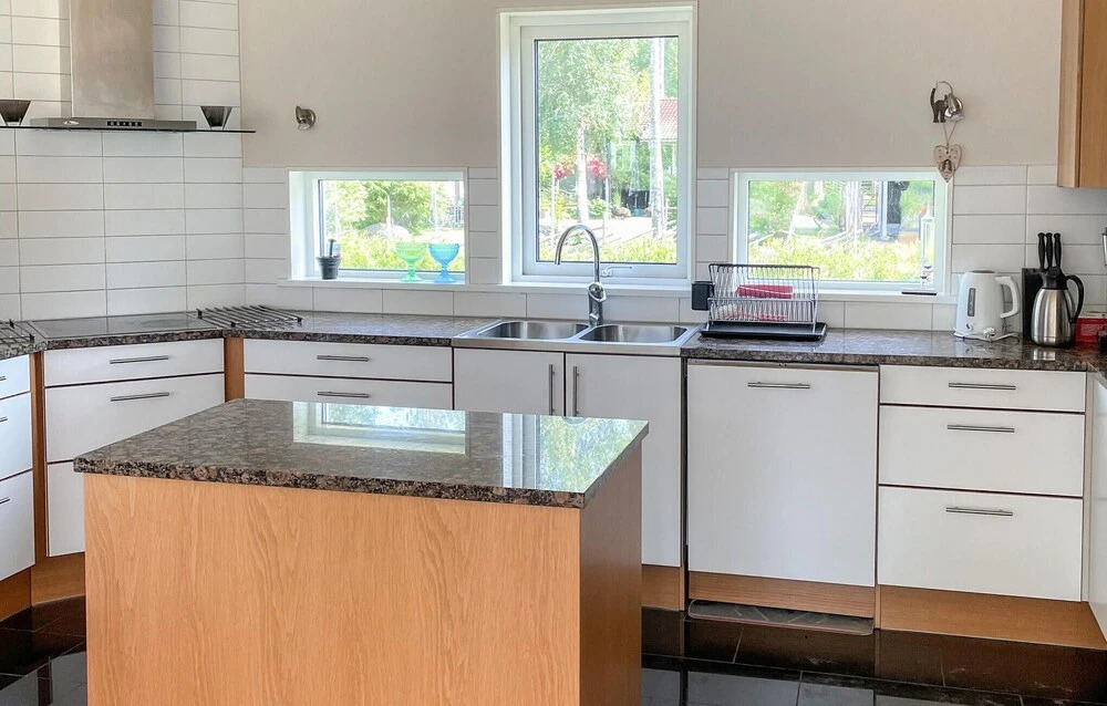 2 Bedroom Gorgeous Home In Tived
