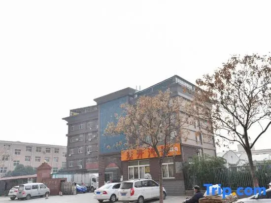Yunshan Hotel (Henan National University Science Park Wutong Street Subway Station)
