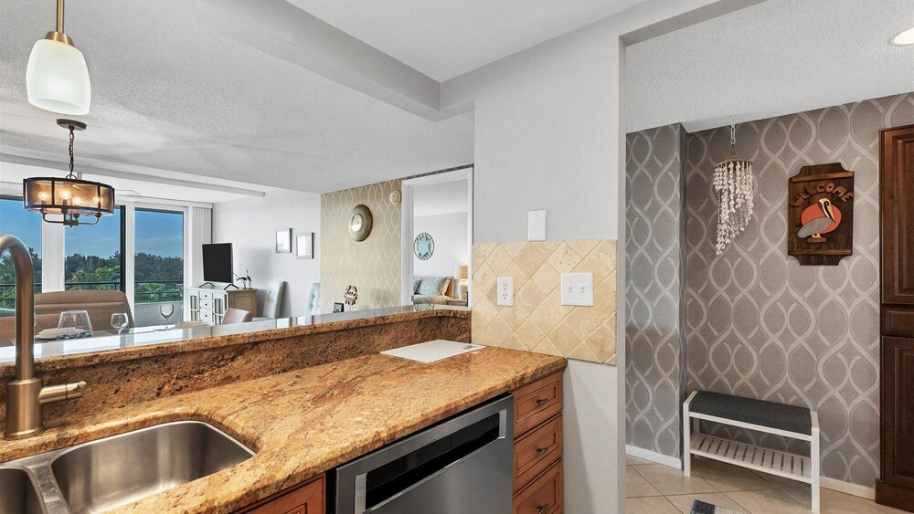 Anchorage Resort Siesta Key 6th Floor 2 Bedroom Condo Beach Access 0890