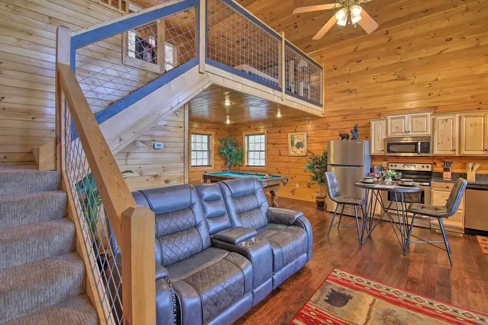 Gatlinburg Cabin w/ Pool Table & Hot Tub!