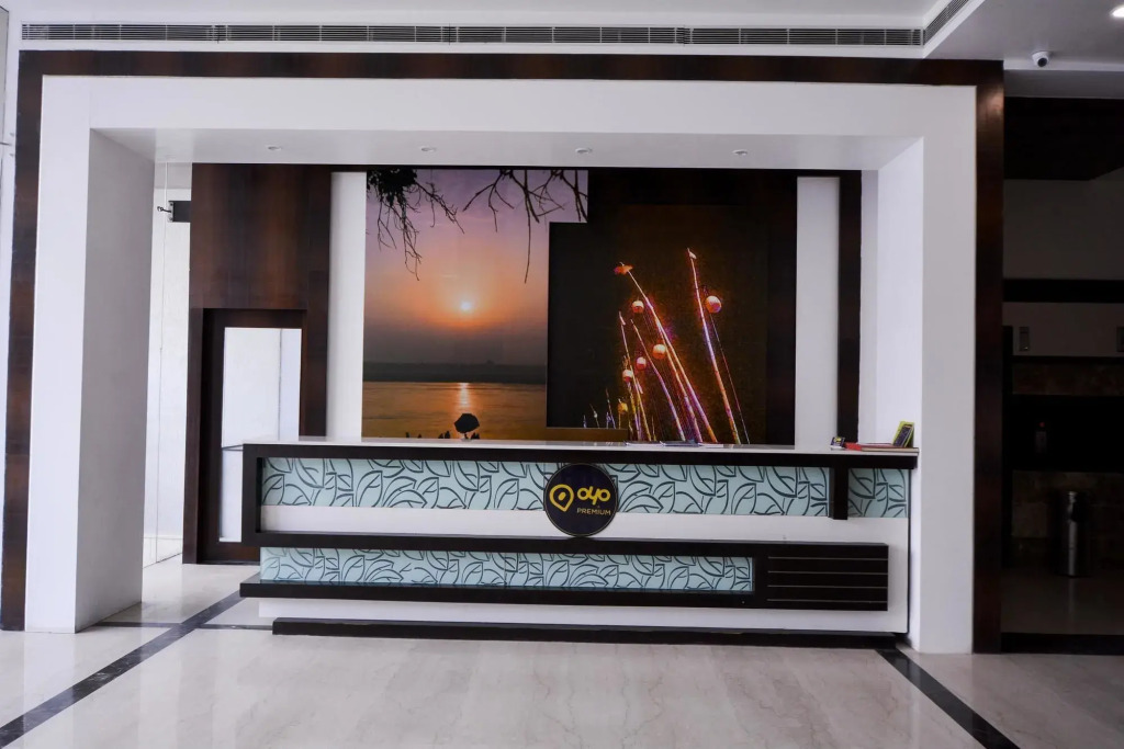 OYO Premium JHV Mall Cantonment