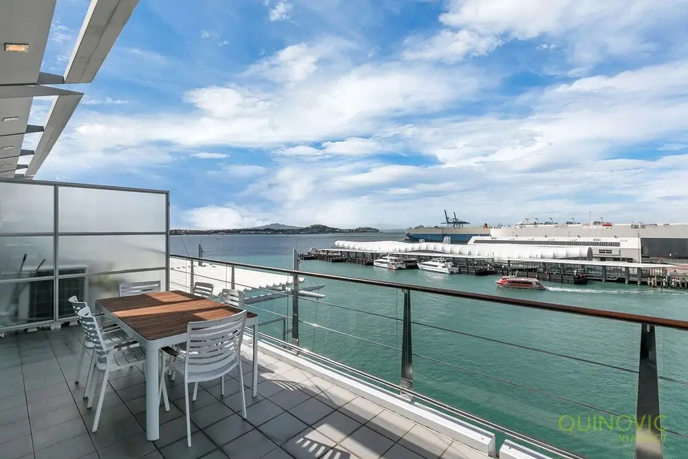 QV Spacious Waterfront with Carpark -962