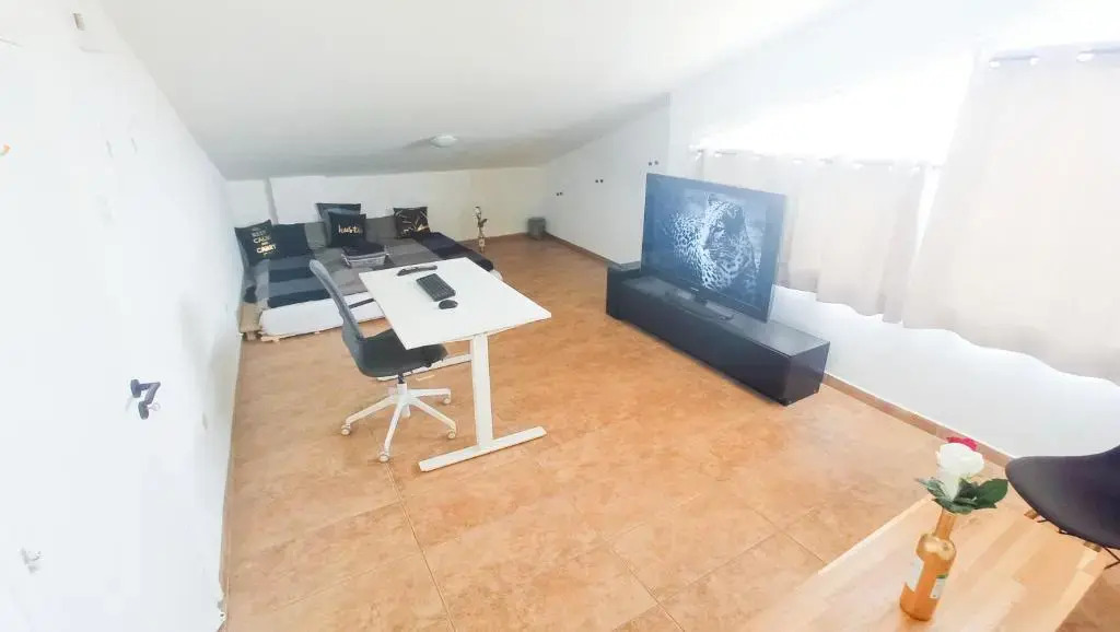 Luxury Maisonette Apartment -SEA VIEW, NETFLIX, GYM- 5 Min from Beach