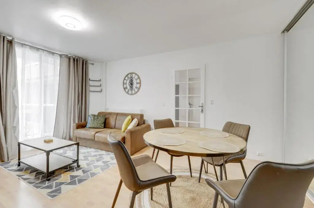 Chic And Spacious Apart with Parking