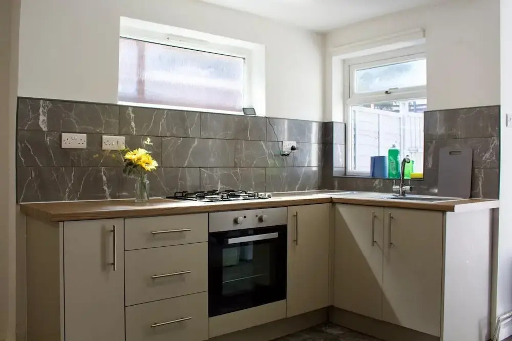 Green Corner House Sleeps 6 & Free Parking