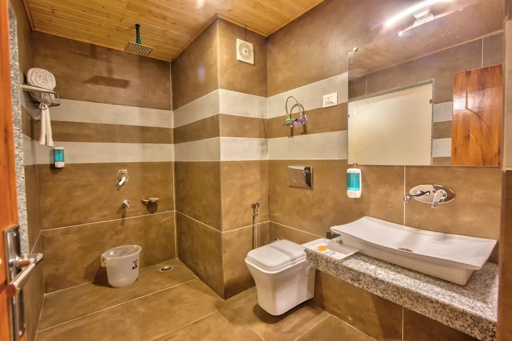 Snow Citys Montana Blues Resort Manali - Heated & Air-Cooled Stay