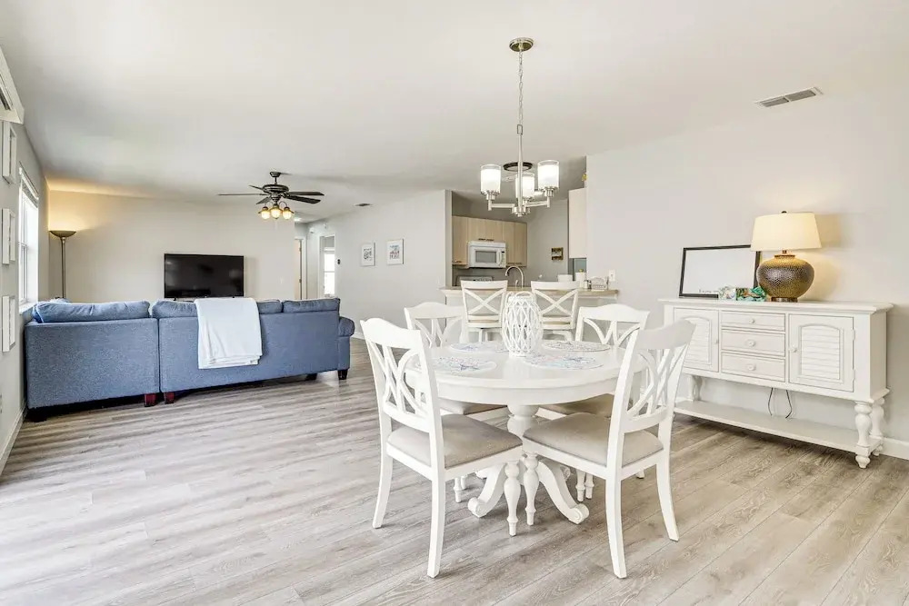 6 Mi to Lake Sumter Landing: Home w/ Perks!