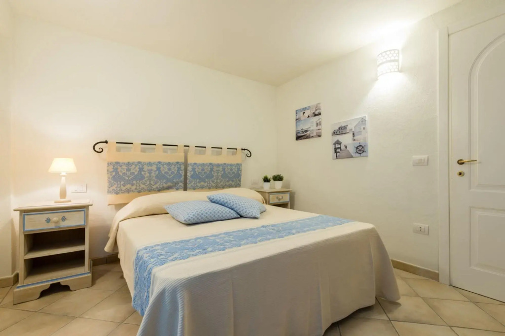 It consists of 3 bedrooms with air conditioning (one triple with a double and a single bed, a twin b-S'ABBA DI GIU'