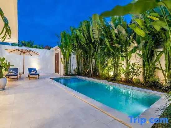 Eleven villa - Tropical 3BR Canggu Stay w Pool, Balcony & Office