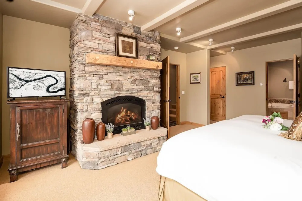 5 Hidden Trail 4 Bedroom Home by Moonlight Basin Lodging