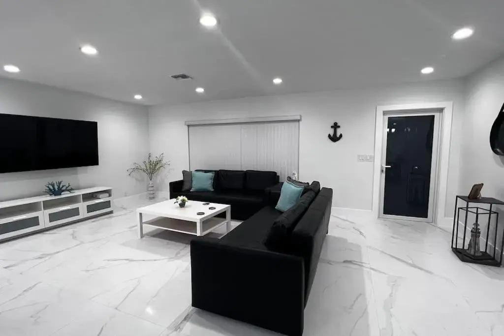 Entire House - 5 Minutes to the Beach and FLL Airport