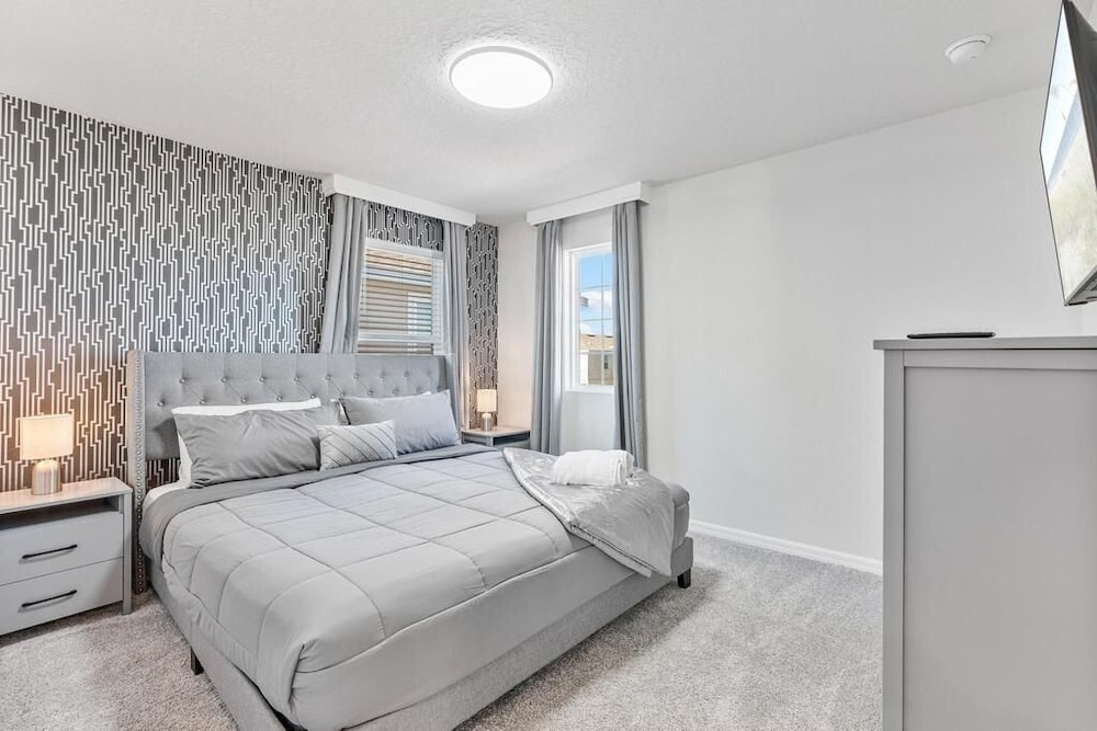 Luxury 5BR w/ Private Pool Windsor