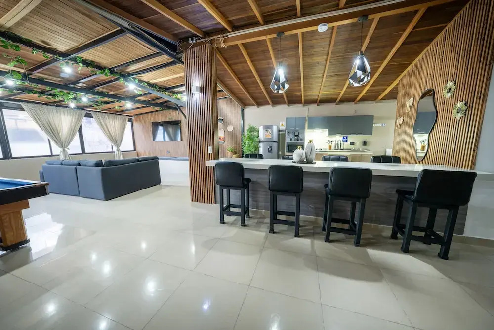 6br penthouse 1 block lleras park