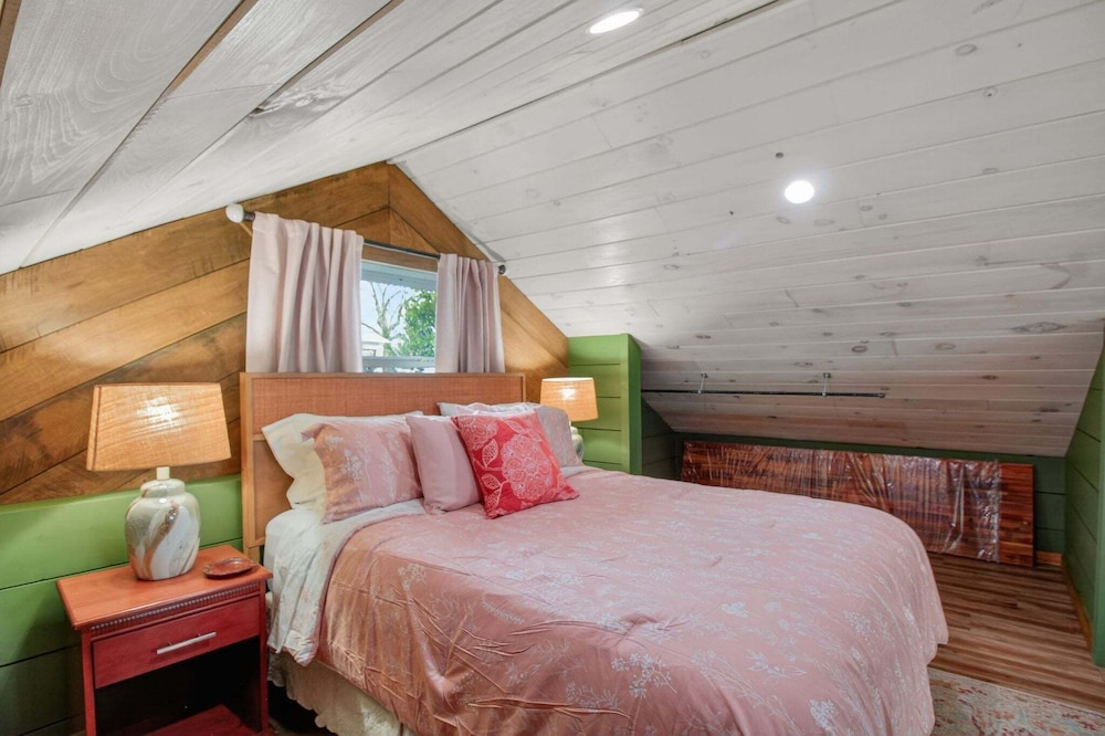 Modern Arts District Loft With Boat Parking 1 Bedroom Cottage