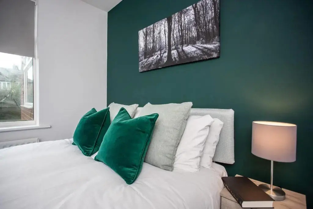 Keithlands House 4 Bedrooms Workstays UK Video Tour Available