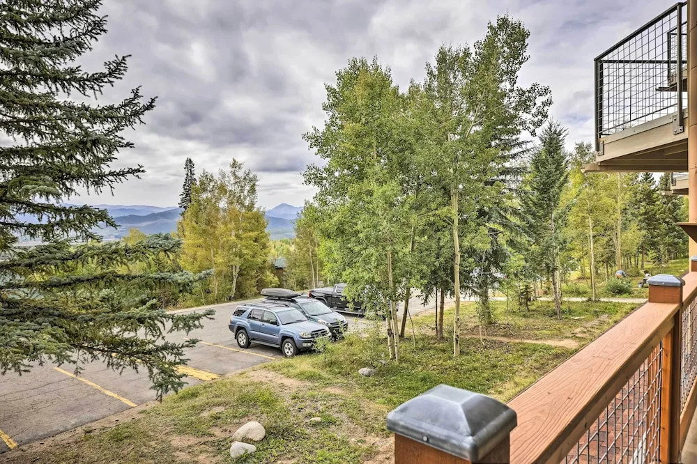 Silverthorne Condo w/ Lake Views: 10 Mi to Skiing!