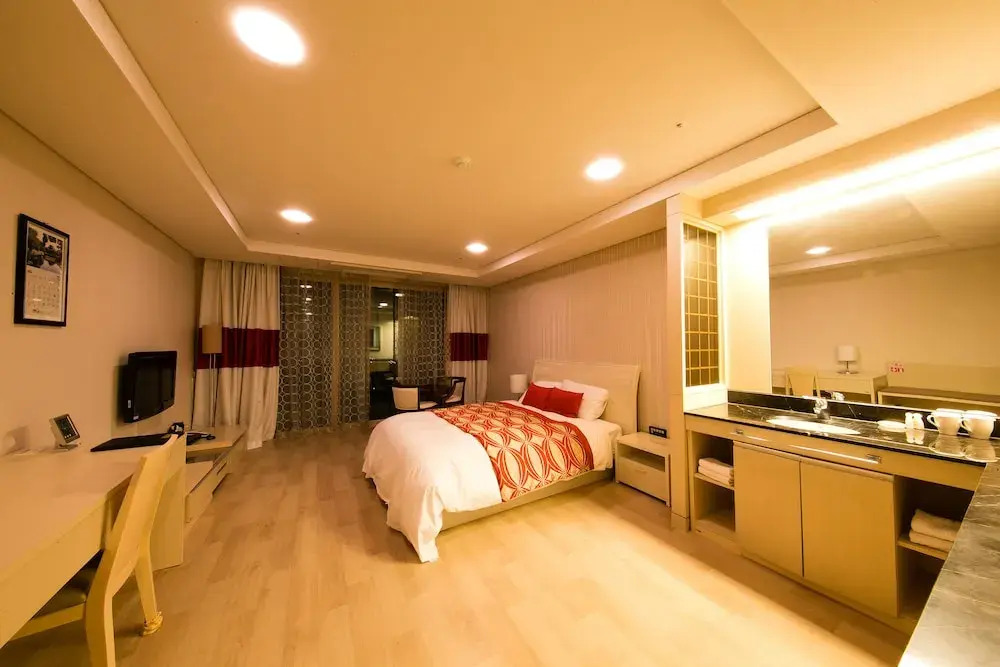 Jung-ang Hitz Condo