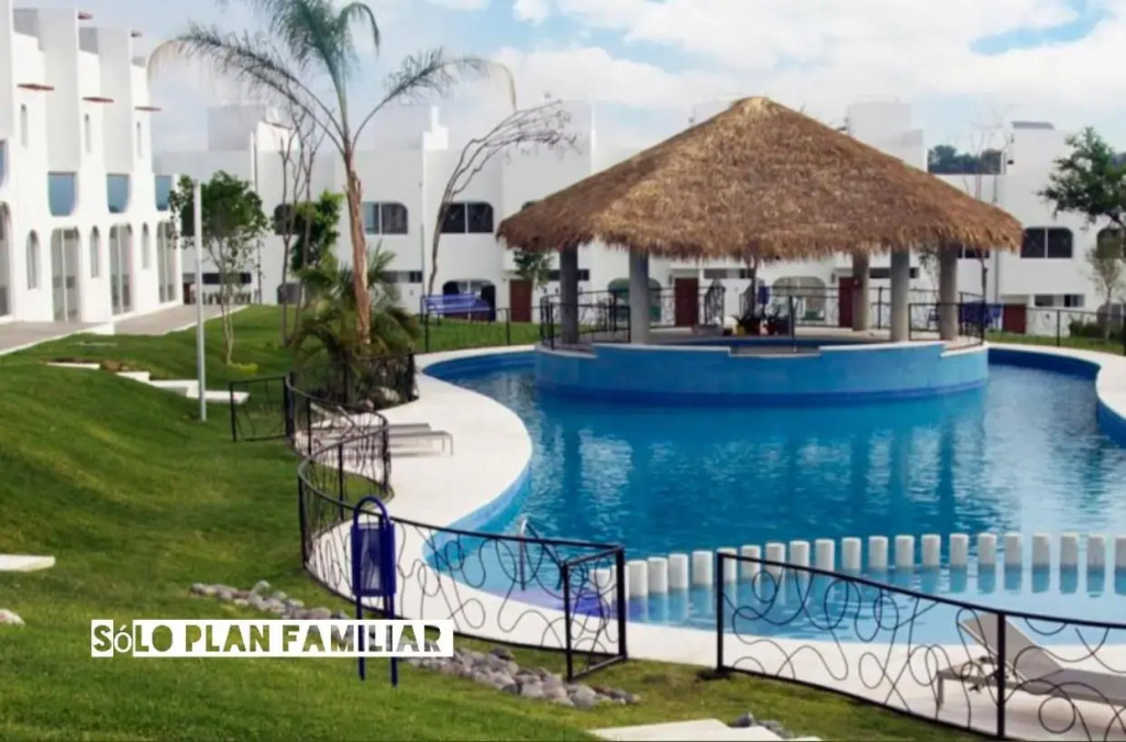 Bonita Casa en Condominio con Alberca y Acceso al Lago