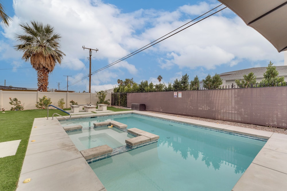 Luxurious Snowbird Haven 3 Mi to Dtwn Palm Springs