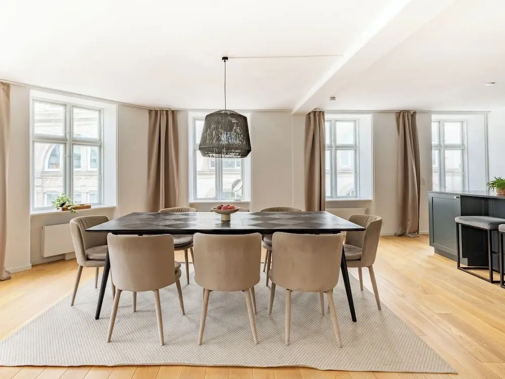Regent 7 - Large 3 Bdr Apt With Balcony in City Centre