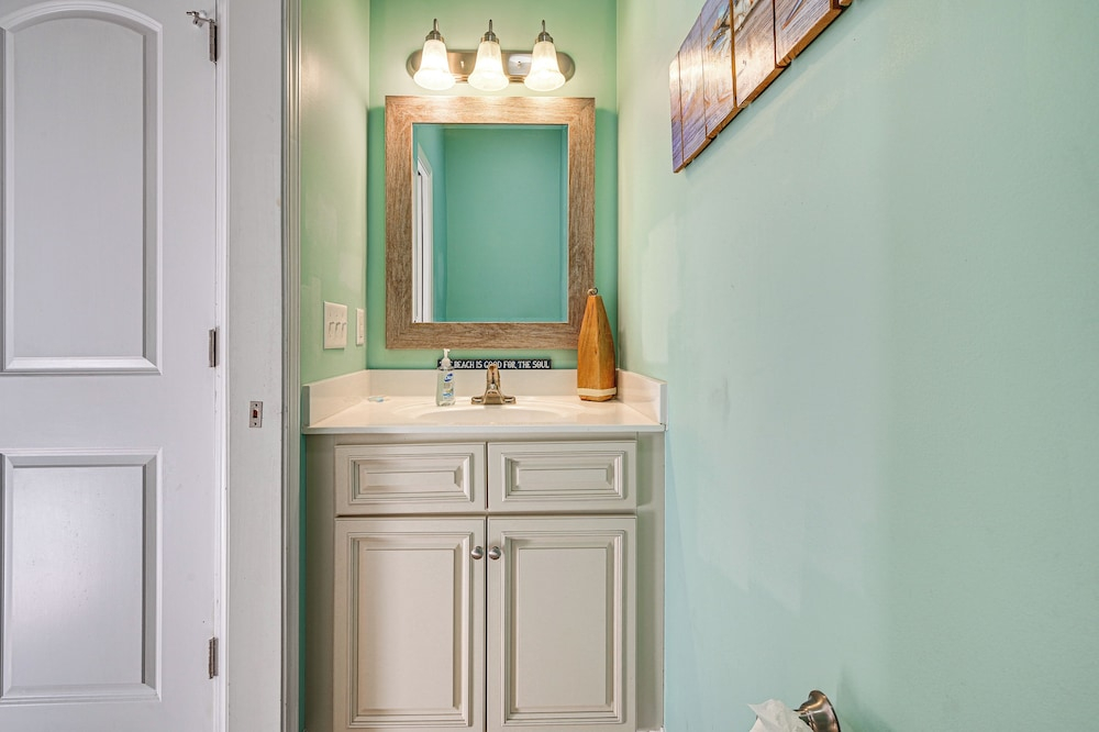 1 Block to Shore: Myrtle Beach Home w/ Pool Access