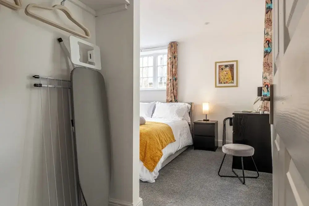 Gorgeous 1 BD in Central Cheltenham