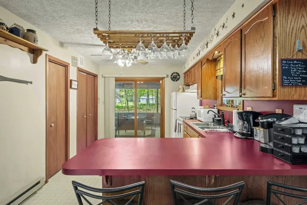 Shady Pines by Avantstay Enclosed Porch, Game Rooms, & Lake/beach Access!