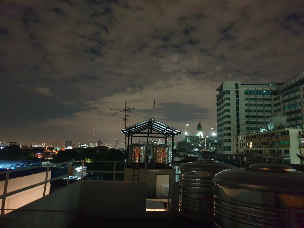 Ze Residence Bang Aor Station