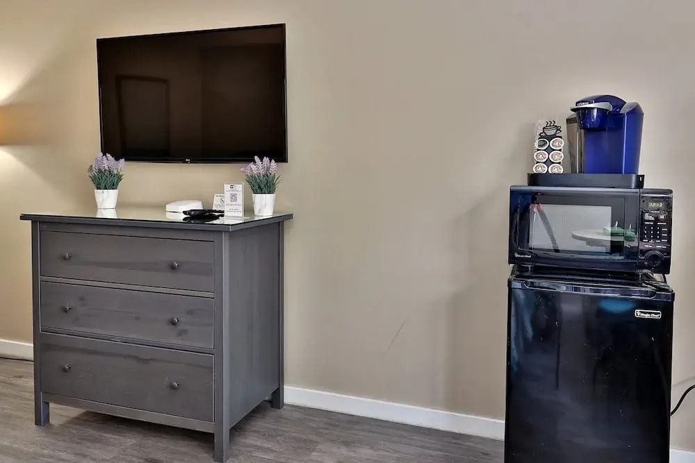 Your Perfect Getaway Renovated and Beautifully Decorated Hotel Room Studio