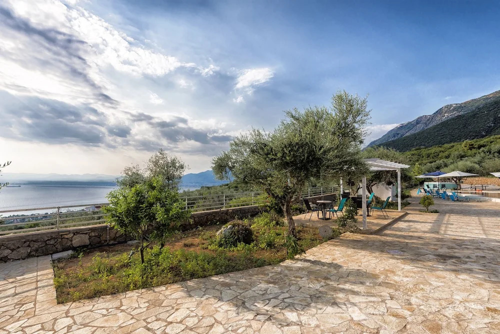 Home Love, stone house by the pool near the sea