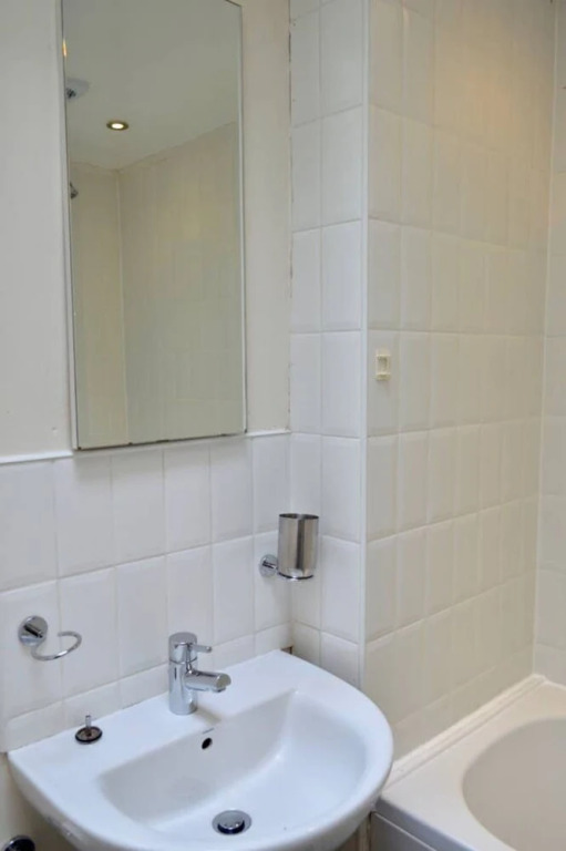 2 Bedroom Edinburgh Flat on Quiet Cobbled Street