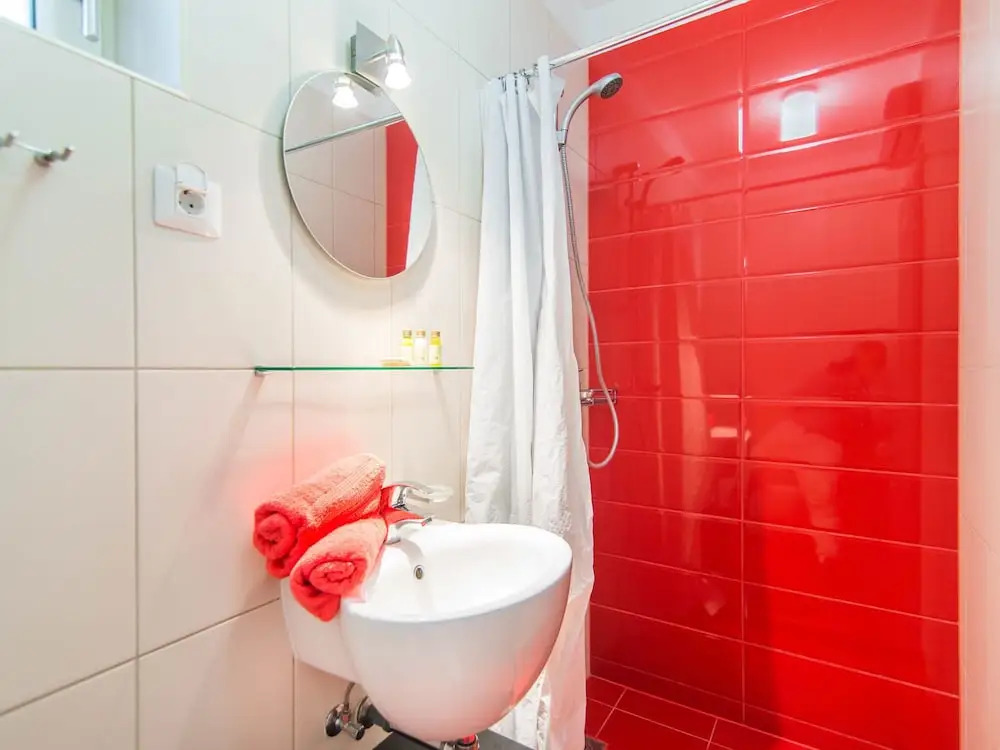 Detached villa with private pool and large garden, in a quiet area
