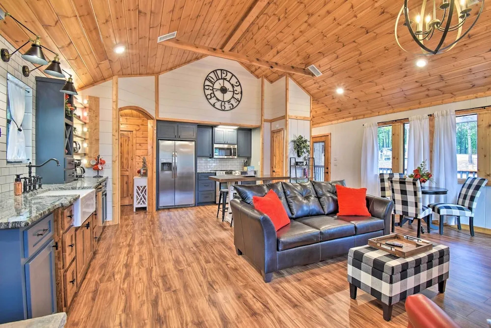 Modern Broken Bow Cabin: Large Deck, BBQ & Pergola
