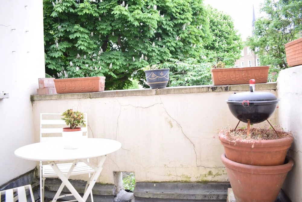 2 Bedroom Apartment With Balcony in Earls Court