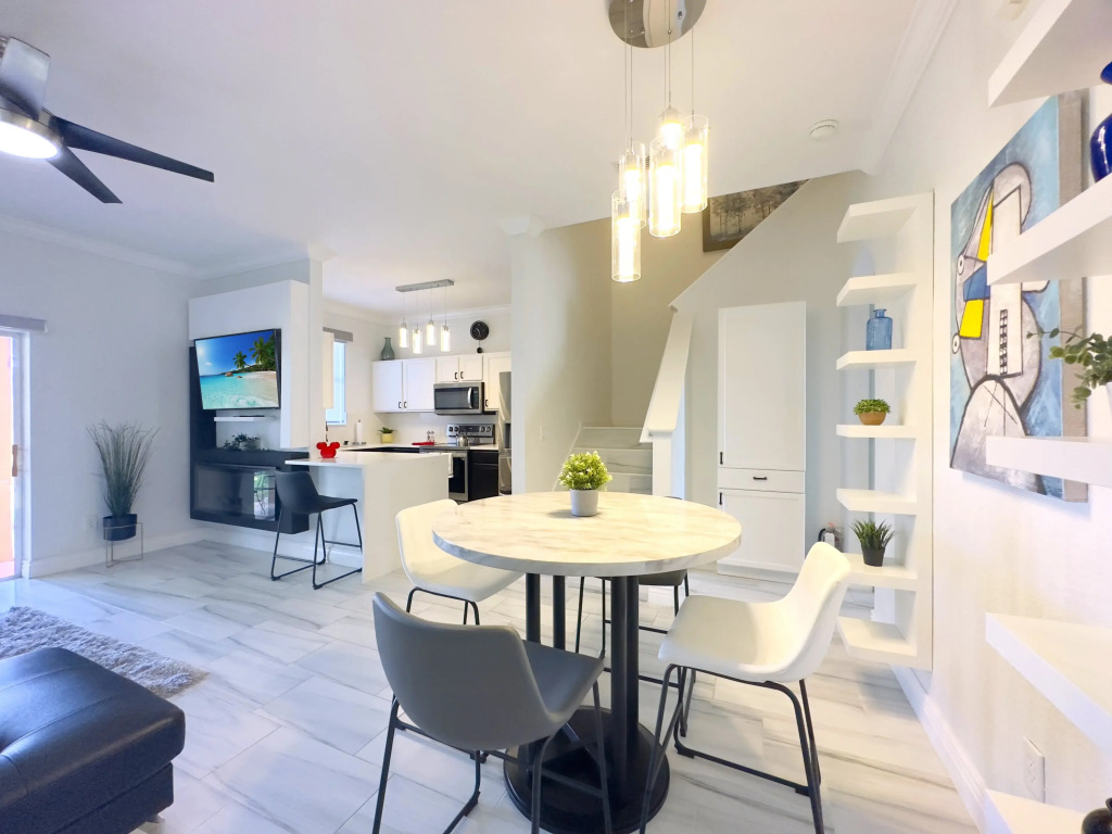 Luxury Home 4 Bd Minutes from Disney (1042), Davenport, US