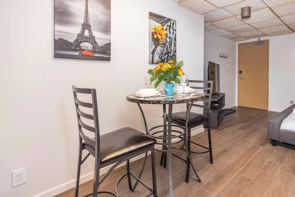 King Bed Studio Apartment - Near Chinatown