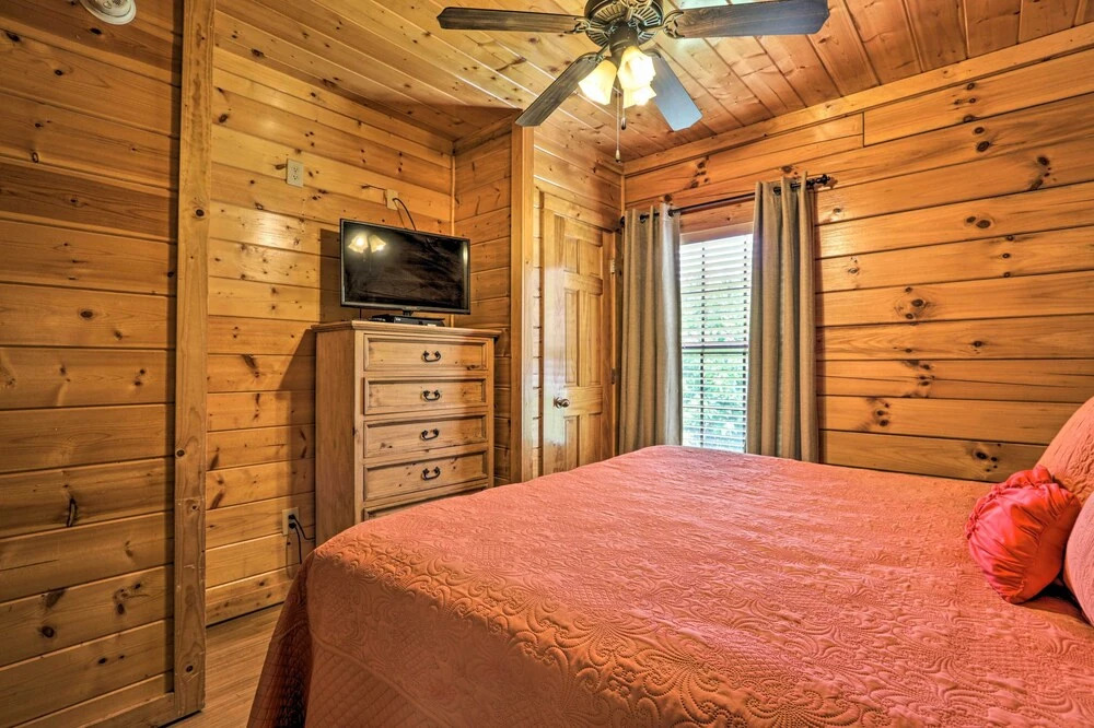 1 Mi to Dollywood: Quiet Cabin w/ Hot Tub!