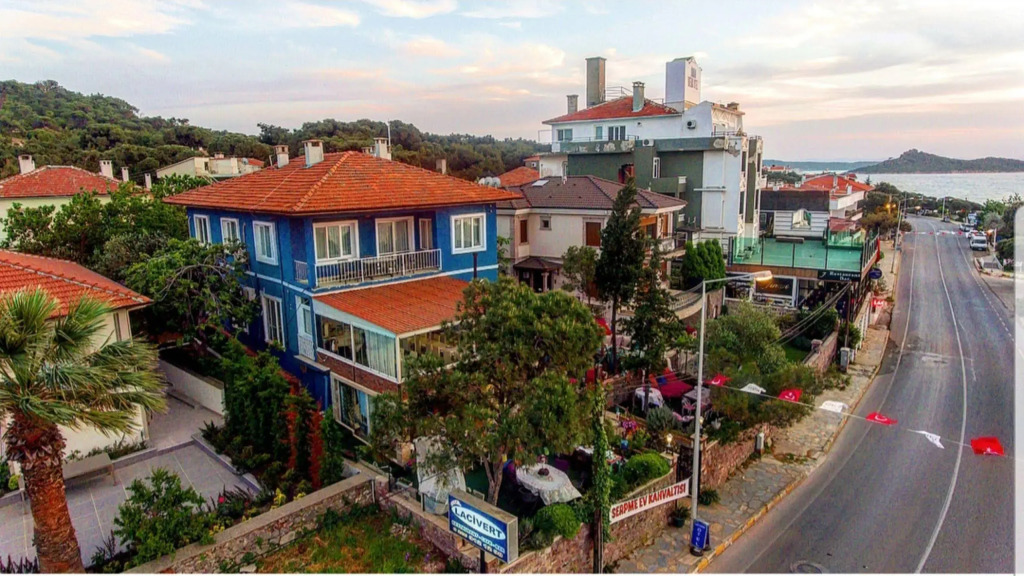 Lacivert Hotel