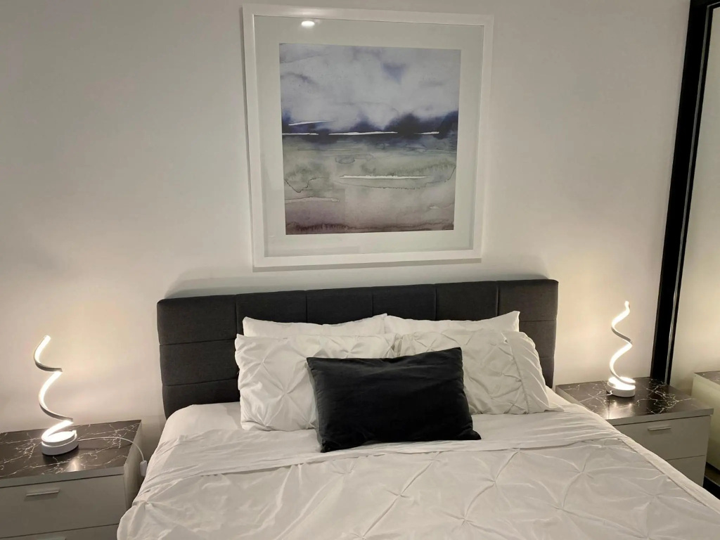 Midnight Luxe 1 BR Executive Apartment in the heart of Braddon Pool Sauna Secure Parking Wine WiFi Netflix
