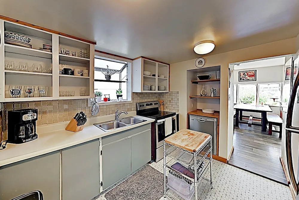 New Listing! Easy Street Beach House On Alki 3 Bedroom Cottage