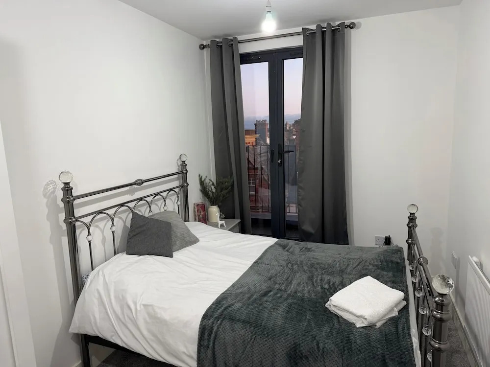 2 Bedroom Luxury Apartment With Balcony