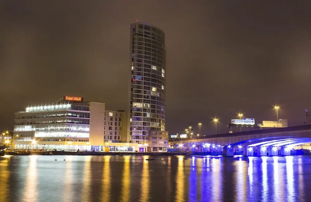 Modern Home in Belfast, Office, Parking, Wifi