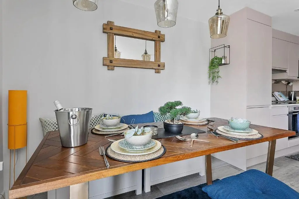 2 De Courcey House - Architect designed luxury apartment with parking, central Dartmouth