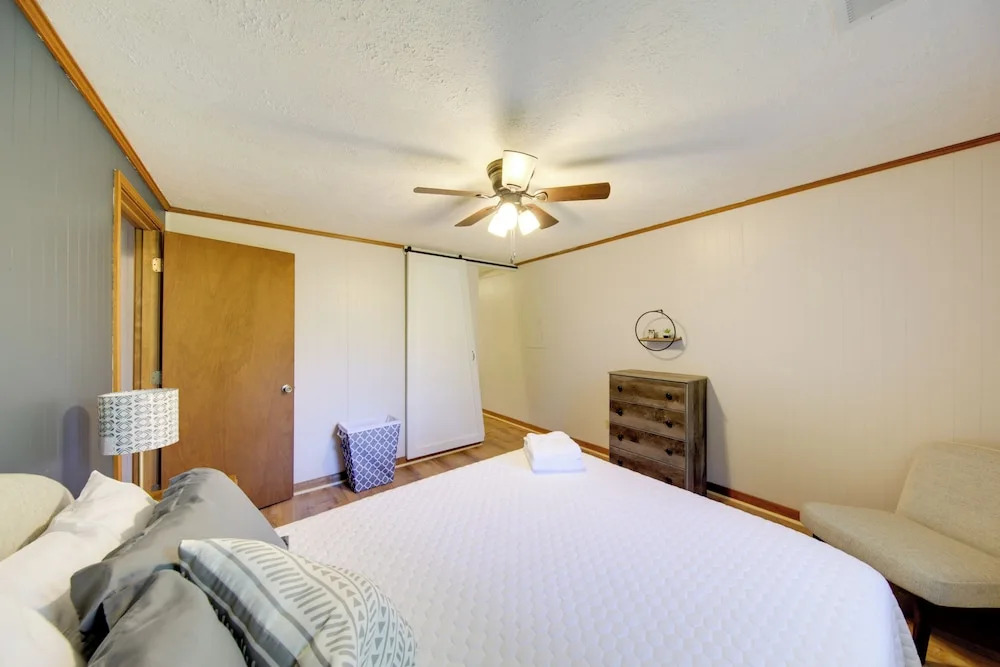 Pet-friendly Ellijay Cabin in the Woods on 1 Acre!