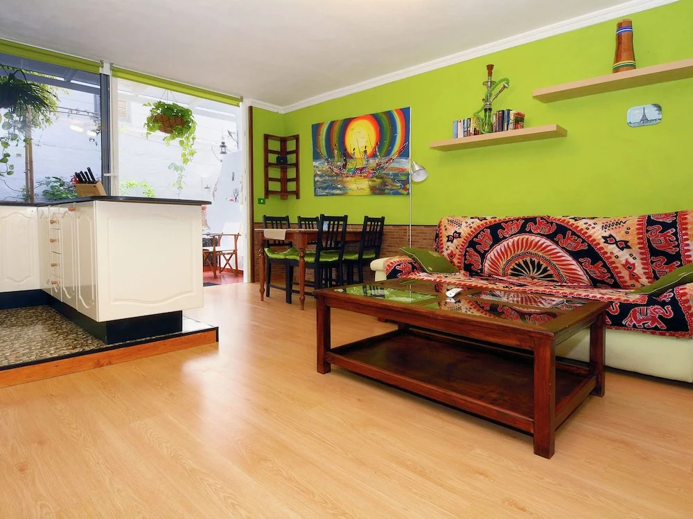 Spacious & Attractive Studio with Communal Pool near Beach
