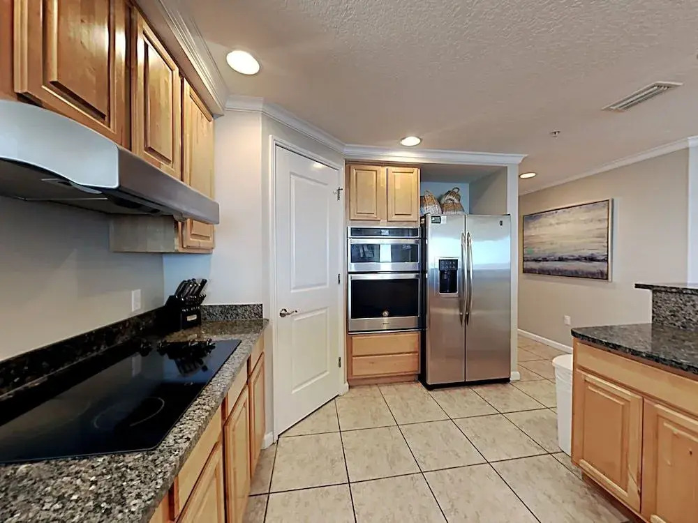 The Colonnades 302