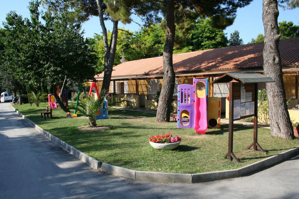 Green Garden Village con piscina, spiaggia riservata e parcheggio